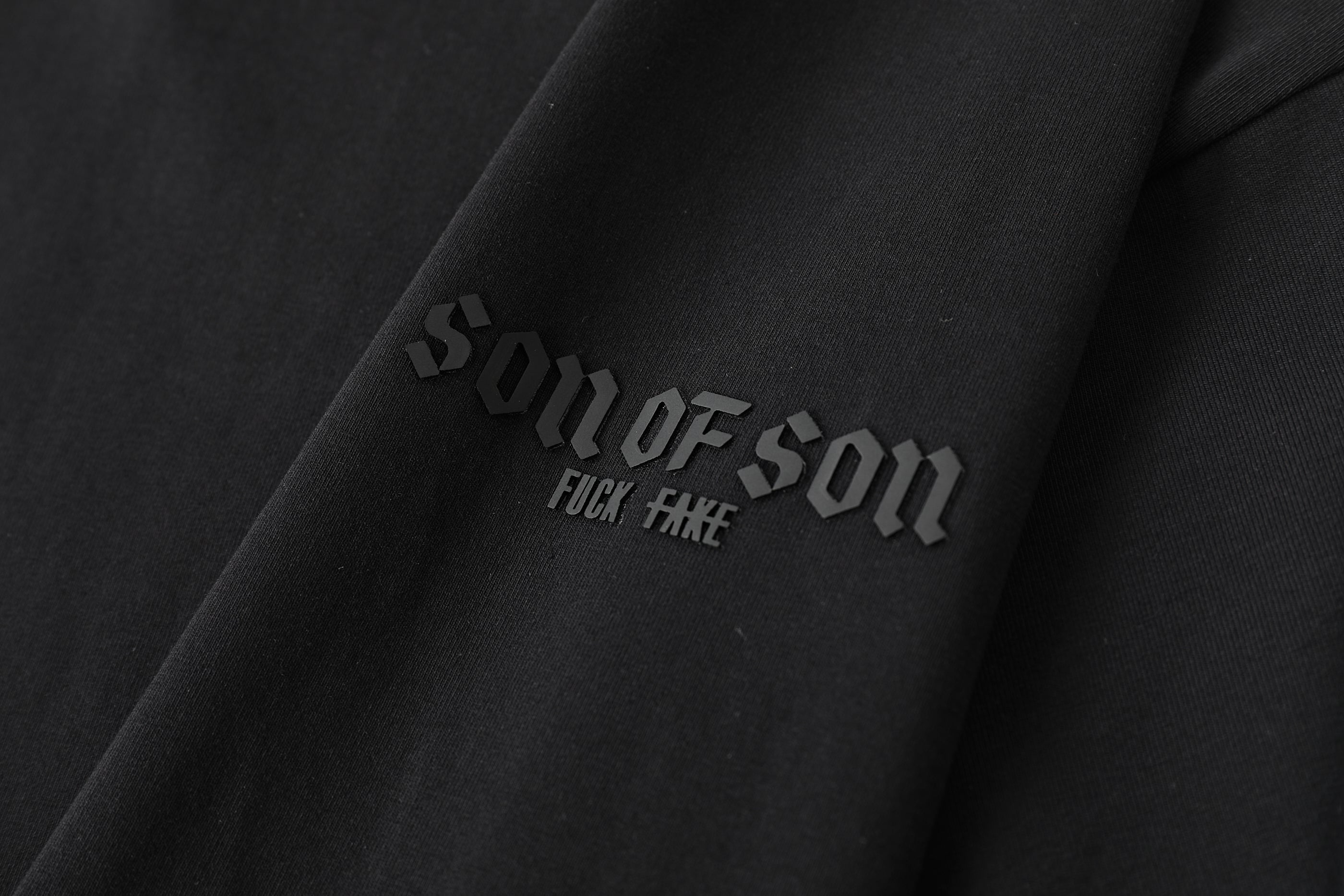 Regular fit black sofs travel