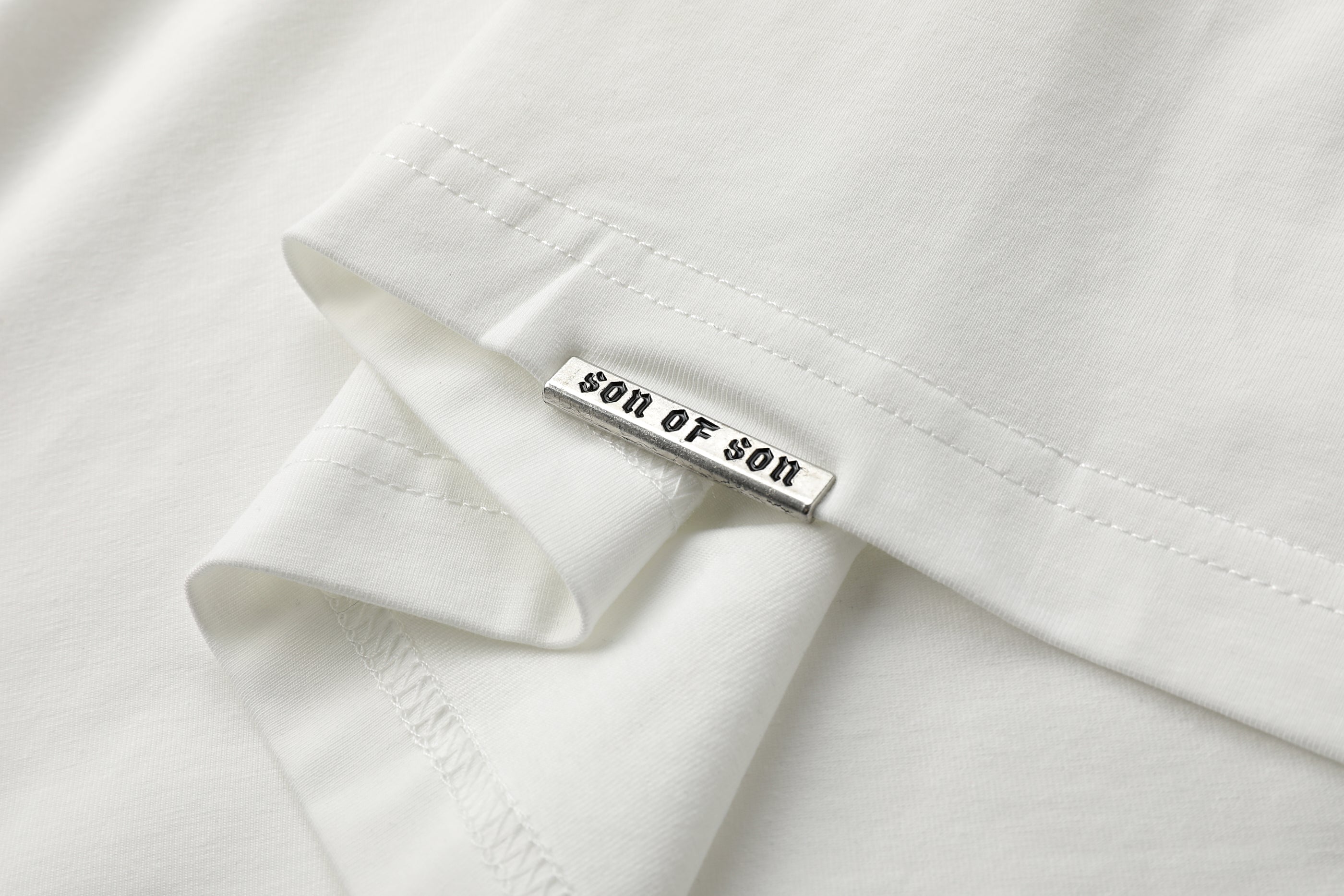Regular fit white critical mission