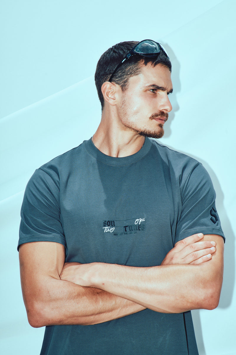 Son Of Two Times Regular Tee —  Dark Grey — vista 2