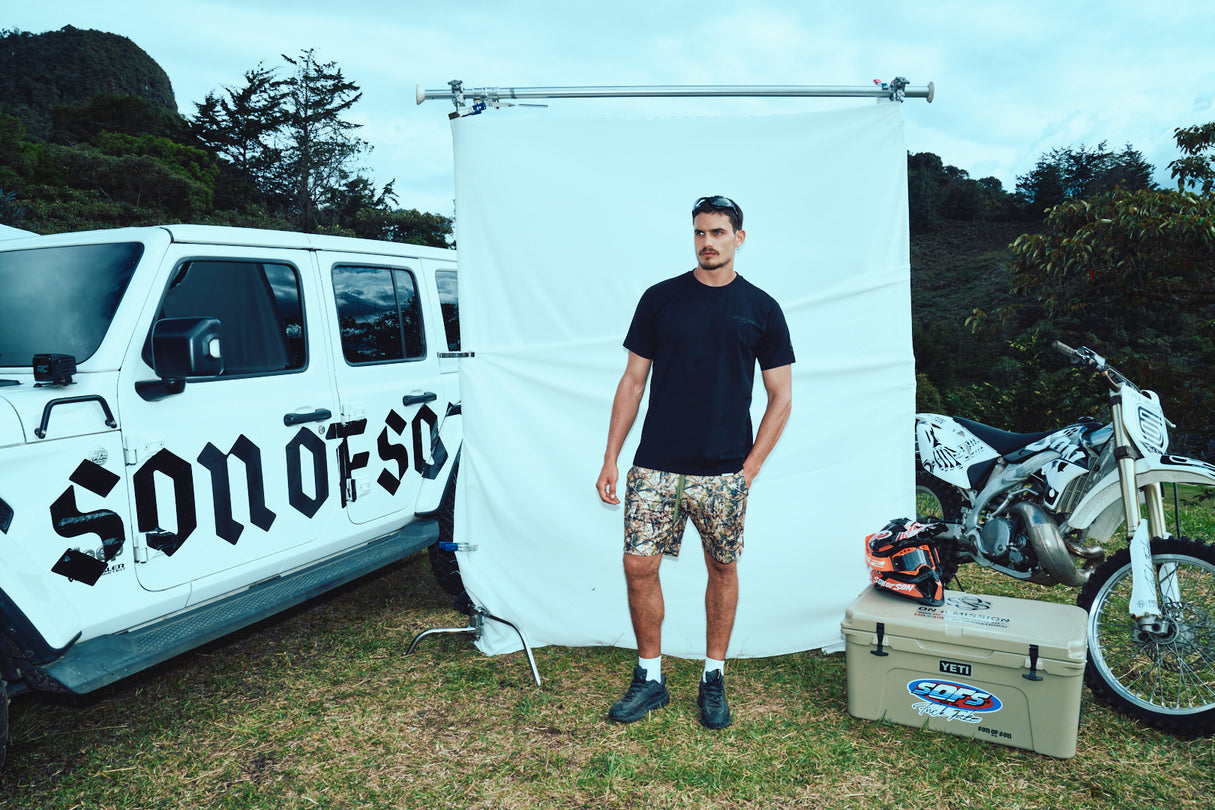 Regular fit black sofs travel