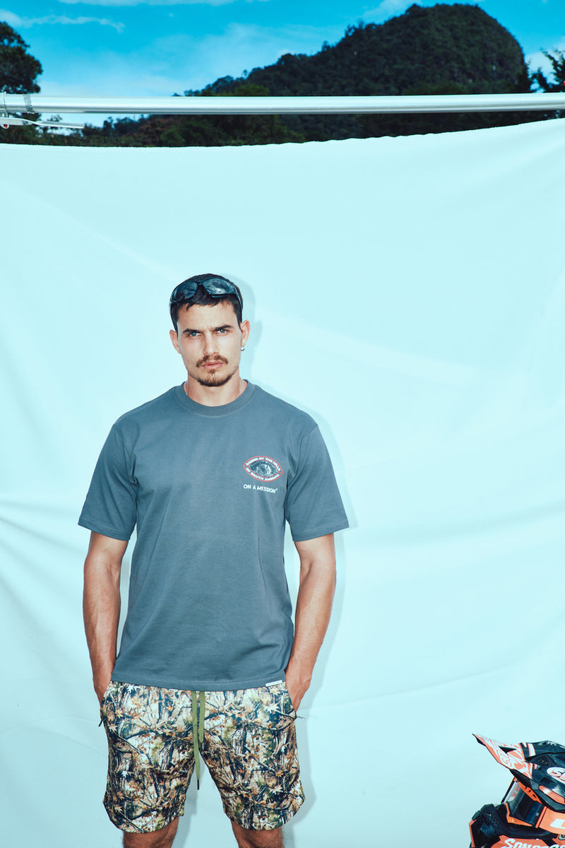 Raised by the hills Oversized T-Shirt — Grey — vista 2